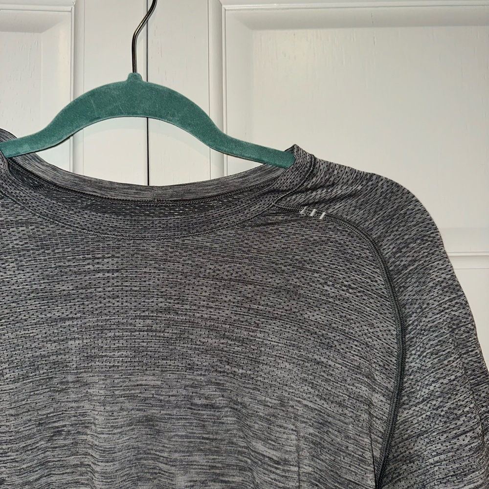Like New Lululemon Men’s Athletic Top